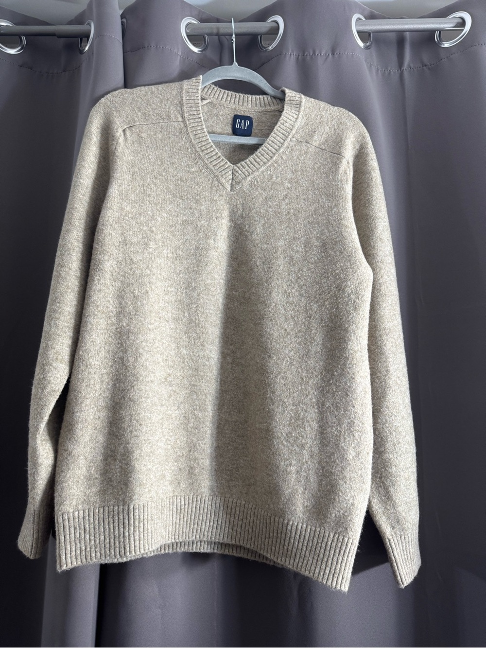 GAP V-Neck Sweater in Light Taupe